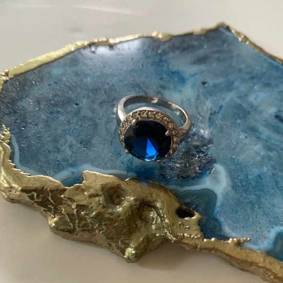 Women’s Blue stone ring. - Picture 2 of 5
